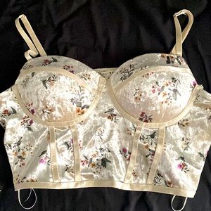 A cute fairy vibe crop! From makes it look like a little corset!